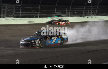 Alex Bowman im Auto #7 betritt Grube Zeile für Reparaturen während der 2015 NASCAR Sprint Cup Ford Ecoboost 400 Rennen auf dem Homestead-Miami Speedway am 22. November 2015. . Foto von Joe Marino-Bill Cantrell/UPI Stockfoto