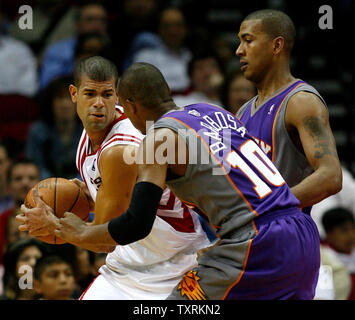 Phoenix Suns guard Leandro Barbosa (10) und sein Teamkollege guard Raja Bell (R) gegen die Houston Rockets, Shane Battier (L) bei Toyota Center in Houston am 16. April 2007 zu verteidigen. (UPI Foto/Aaron M. Sprecher) Stockfoto