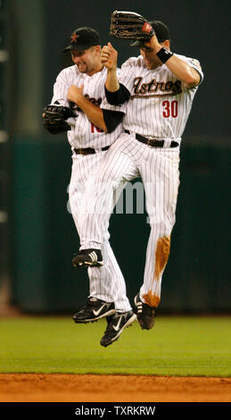 Houston Astros Mittelfeldspieler Jason Lane (L) und rechten Feldspieler Luke Scott (R) feiern Ihren 8-2 Sieg über die Chicago Cubs im Minute Maid Park in Houston am 8. August 2007. Mit 8-2 gewinnen die Astros drei Spielschleife über ihre Abteilung Rivalen abgeschlossen. (UPI Foto/Aaron M. Sprecher) Stockfoto