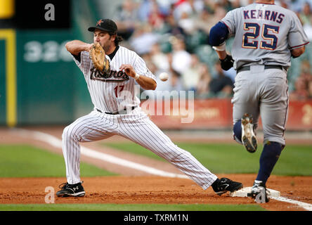 Washington Angehörigen rechter Feldspieler Austin Kearns (25), Safe an der ersten Base als Houston Astros erste Basisspieler Lance Berkman (17) kann nicht den Ball sauber Feld während des zweiten Inning im Minute Maid Park in Houston, Texas am 6. Mai 2008. Das Spiel wurde als Fehler auf Houston Astros dritter Basisspieler Ty Wigginton (21). (UPI Foto/Aaron M. Sprecher) Stockfoto