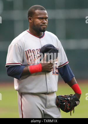 Washington Nationals shortstop Cristian Guzman (15) Pausen während das Singen der Nationalhymne vor dem Spiel gegen die Houston Astros im Minute Maid Park in Houston, Texas am 6. Mai 2008. (UPI Foto/Aaron M. Sprecher) Stockfoto