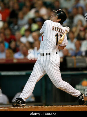 Houston Astros erste Basisspieler Lance Berkman (17) Uhren sein Pop-up go Foul gegen die Chicago Cubs im ersten Inning im Minute Maid Park in Houston, Texas am 20. Mai 2008. (UPI Foto/Aaron M. Sprecher) Stockfoto