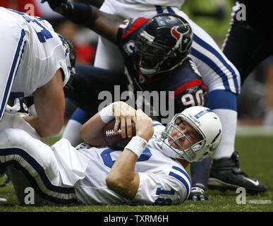 Indianapolis Colts Quarterback Peyton Manning (18) ist langsam bis zu erhalten, nachdem durch die Houston Texans defensive Ende Mario Williams (90) in der ersten Hälfte im Reliant Stadion in Houston, Texas am 5. Oktober 2008 eingenommen worden war. (UPI Foto/Aaron M. Sprecher) Stockfoto