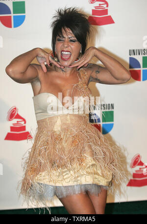 Alejandra Guzman kommt an der 9. jährlichen Latin Grammy Awards im Toyota Center in Houston, Texas am 13. November 2008. (UPI Foto/Malcolm Hoffnung) Stockfoto