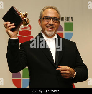 Emilio Estefan hält eine Auszeichnung, dass seine Frau Gloria Estefan für besten traditionellen tropischen Album in der Presse während der 9 Latin Grammy Awards im Toyota Center in Houston, Texas am 13. November 2008. (UPI Foto/Aaron M. Sprecher) Stockfoto