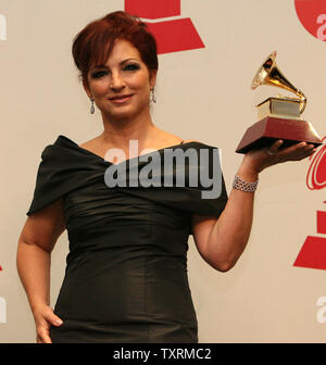 Gloria Estefan hält den Preis für den besten traditionellen tropischen Album in der Presse während der 9 Latin Grammy Awards im Toyota Center in Houston, Texas am 13. November 2008. (UPI Foto/Aaron M. Sprecher) Stockfoto