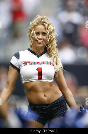 Ein Houston Texans cheers Cheerleader auf ihrer Mannschaft, wie sie auf den Tennessee Titans in der ersten Hälfte nehmen im Reliant Stadion in Houston, Texas am 14. Dezember 2008. (UPI Foto/Aaron M. Sprecher) Stockfoto