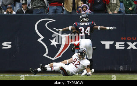 Houston Texans rookie freie Sicherheit Dominique Friseur (34) Signale nicht fangen, wie Chicago Bears festes Ende Greg Olsen (82) konnte sich nicht mit dem Ball kommen, da er auf dem Boden in der zweiten Hälfte im Reliant Stadion in Houston, Texas am 28. Dezember 2008 festgelegt. Die Texans besiegt die Bären 31-24. (UPI Foto/Aaron M. Sprecher) Stockfoto