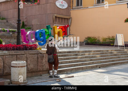 Plovdiv, internationale Stadt der Kultur 2019 gemeinsam unterzeichnen und Mann in traditioneller Tracht Stadtzentrum europäische Kulturhauptstadt 2019 Stockfoto