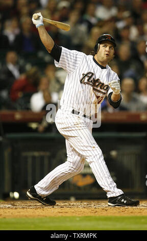 Houston Astros erste Basisspieler Lance Berkman Uhren sein Ball foul gegen die Chicago Cubs im achten Inning gehen im Minute Maid Park in Houston, Texas am 6. April 2009. Die Jungen besiegten die Astros 4-2. (UPI Foto/Aaron M. Sprecher) Stockfoto