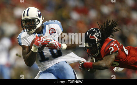 Houston Texans cornerback Dunta Robinson (R) greift auf Tennessee Titans rookie wide receiver Kenny Britt (L) Jersey ihn in der ersten Hälfte zu im Reliant Stadion in Houston, Texas am 23. November 2009. Die Titans besiegten die Texaner 20-17. UPI/Aaron M. Sprecher Stockfoto