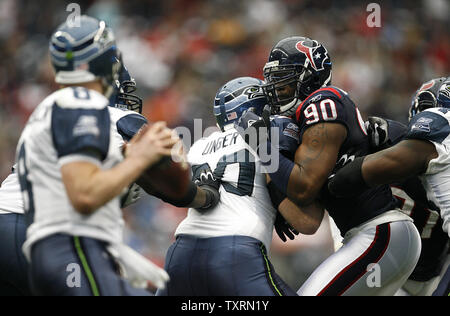 Houston Texans defensive Ende Mario Williams (90) wird geschlossen, wie er schaut, Druck auf Seattle Seahawks Quarterback Matt Hasselbeck (8) in der ersten Hälfte legen im Reliant Stadion in Houston, Texas am 13. Dezember 2009. UPI/Aaron M. Sprecher Stockfoto