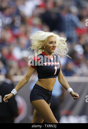 Ein Houston Texans cheers Cheerleader auf Ihrer Mannschaft gegen die San Diego Chargers in der zweiten Hälfte im Reliant Stadion in Houston, Texas am 7. November 2010. Die Ladegeräte besiegten die Texaner 29-23. UPI/Aaron M. Sprecher Stockfoto