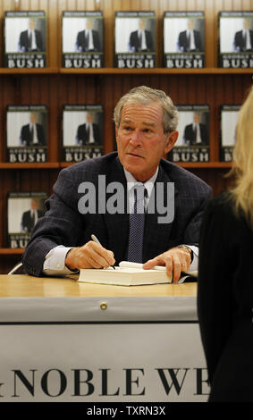 Der frühere US-Präsident George W. Bush unterzeichnet Kopien seiner neue Abhandlung 'Decision Points' in einem Barnes & Noble in Houston, Texas am 17. November 2010. Hunderte von Menschen, die sich für die Chance, ein signiertes Buch 'Decision Points' an der Buchhandlung zu kaufen. UPI/Aaron M. Sprecher Stockfoto