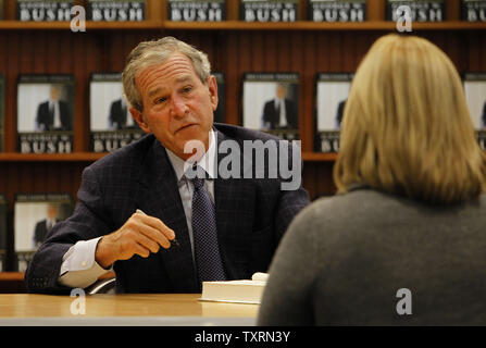 Der frühere US-Präsident George W. Bush unterzeichnet Kopien seiner neue Abhandlung 'Decision Points' in einem Barnes & Noble in Houston, Texas am 17. November 2010. Hunderte von Menschen, die sich für die Chance, ein signiertes Buch 'Decision Points' an der Buchhandlung zu kaufen. UPI/Aaron M. Sprecher Stockfoto