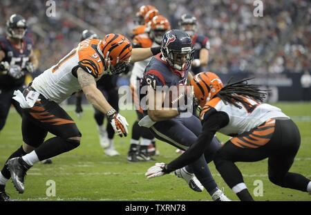 Houston Texans festes Ende, Owen Daniels (81) ist für eine kurze gewinnen durch die Cincinnati Bengals linebacker angegangen, Dan Skuta (51) und Safety Reggie Nelson (20) während der zweiten Hälfte im Reliant Stadium während der AFC Wild Card Runde in Houston, Texas am 5. Januar 2013. UPI/Wilf Thorne Stockfoto