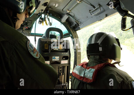 Ein Coast Guard Air Station Houston helicopter Aircrew blickt von einem MH-65 Dolphin Helikopter bei einem Überflug der Bewertung und der Suche nach Personen in Not nach den jüngsten Überschwemmungen im Südosten von Texas, am 19. April 2016. Ein Coast Guard Station Houston 29-Fuß-antwort Crew, zusammen mit zwei Boot Besatzungen von der Küstenwache Aids zur Navigation Team Galveston eingerichtet Post in Humble, Texas, um die Lokalen Not Operating Center Antwort bemühen zu unterstützen. Foto von PO3 Jennifer Nease/U.S. Coast Guard/UPI Stockfoto