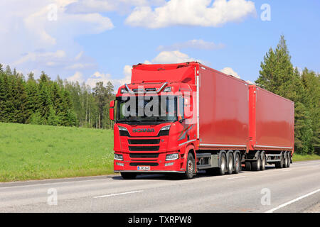 Jyvaskyla, Finnland. Juni 8, 2019. Neue rote Scania R650 Lkw mit Anhänger von Konnekuljetus Oy Hols waren entlang der Autobahn an einem sonnigen Tag im Sommer. Stockfoto