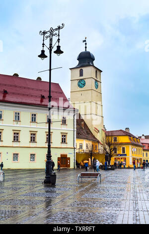 Sibiu, Rumänien - 27. März 2015: Häuser mit den berühmten Auge-geformten Windows auf den Dächern und den Menschen am Hauptplatz Stockfoto