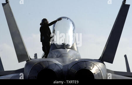 HST 2003031305 - AN BORD DER USS Harry S. Truman, Eastern Mediterrane, März 13 (UPI) - ein Flugzeug Kapitän an Bord der USS Harry S. Truman reinigt die Überdachung eines F/A 18 Hornet am 13. März 2003 im östlichen Mittelmeer. jg/John gillis UPI Stockfoto