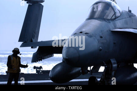 HST 2003031310 - AN BORD DER USS Harry S. Truman, Eastern Mediterrane, März 13 (UPI) - ein Flugzeug officer hilft, eine F/A-18 Hornet Guide auf dem Flugdeck der USS Harry S. Truman im östlichen Mittelmeer am 13. März 2003. jg/John gillis UPI Stockfoto