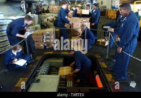 HST 2003031410 - AN BORD DER USS Harry S. Truman, östliches Mittelmeer, März 14 (UPI) - Besatzungsmitglieder auf dem Bügel Deck des Carrier USS Harry S. Truman mit Waffen Aufzug liefert von der Marine Versorgungsschiff USS Spica während einer Auffüllung auf See zu laden, 14. März 2003 im östlichen Mittelmeer. rlw/jg/John gillis UPI Stockfoto