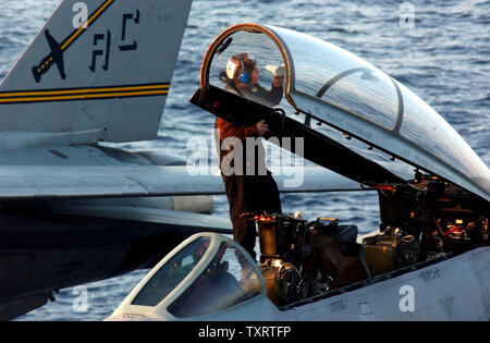 HST 2003031703 - AN BORD DER USS Harry S. Truman, östliches Mittelmeer, März 16 (UPI) - ein Flugzeug Kapitän an Bord der Flugzeugträger USS Harry S. Truman reinigt das Vordach eines F-14 Tomcat in Vorbereitung für den Flugbetrieb der Tag, Montag, 17. März 2003 im östlichen Mittelmeer. mk/jg/John gillis UPI Stockfoto