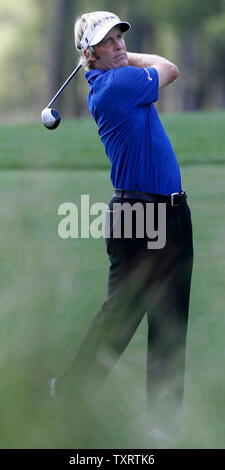 Stuart Appleby, von Australien, Uhren seinen zweiten Schuß aus dem 15. Fairway in der letzten Runde der Shell Houston Open 2007 am Turnier Kurs an der Redstone Golf Club in Humble, Texas am 1. April 2007. Appleby beendete das Jahr 2007 Shell Houston Open den zweiten Platz. (UPI Foto/Aaron M. Sprecher) Stockfoto