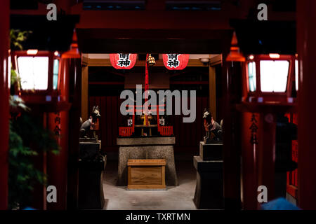 Kyoto, Japan - 16. April 2019: Nacht Abend in Gion mit Zugang zu einem kleinen Daimyojin Yuuraku Inari Inari Schrein hinter Teehaus Geisha-haus Ohmis Stockfoto