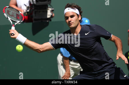 Roger Federer von der Schweiz erreicht, die für einen Schuß in seinem Halbfinale mit Andy Murray von Großbritannien während der BNP Paribas Open in Indian Wells, Kalifornien am 21. März 2009. Murray erweiterte zum Turnier finale mit einem 6-3, 4-6, 6-1 Sieg. (UPI Foto/David Silpa) Stockfoto