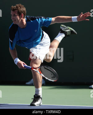 Andy Murray von Großbritannien folgt durch, nachdem er während seiner Halbfinale mit Roger Federer von der Schweiz während der BNP Paribas Open in Indian Wells, Kalifornien am 21. März 2009. Murray erweiterte zum Turnier finale mit einem 6-3, 4-6, 6-1 Sieg. (UPI Foto/David Silpa) Stockfoto