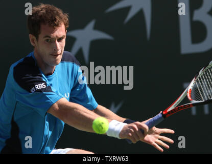 Andy Murray in Großbritannien erreicht, die für einen Schuß während seiner mens Finale gegen den Spanier Rafael Nadal an der BNP Paribas Open in Indian Wells, Kalifornien am 22. März 2009. Nadal besiegt Murray 6-1, 6-2, um die Meisterschaft zu gewinnen. (UPI Foto/David Silpa) Stockfoto