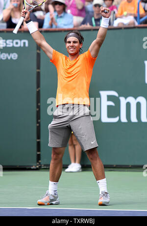 Der Spanier Rafael Nadal feiert, nachdem er seine mens Halbfinale gegen Argentinien Juan Martin Del Potro am BNP Paribas Open in Indian Wells, Kalifornien am 19. März 2011. Nadal besiegte Del Potro 6-4, 6-4 zum Turnier finale zu gelangen. UPI/David Silpa Stockfoto