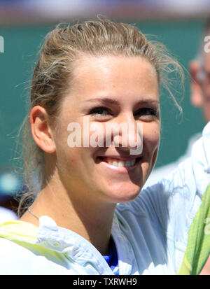 Victoria Azarenka aus Weißrussland Lächeln, nachdem sie von ihren Frauen gegen Russland Maria Sharapova am BNP Paribas Open in Indian Wells, Kalifornien am 18. März 2012. Azarenka besiegt Sharapova 6-2, 6-3, um das Turnier zu gewinnen. UPI/David Silpa Stockfoto