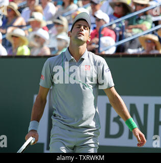 Novak Djokovic aus Serbien reagiert nach einem Schuss im Halbfinale seine Männer gegen den Amerikaner John Isner am BNP Paribas Open in Indian Wells, Kalifornien am 15. März 2014. Djokovic besiegt Isner 7-5, 6-7 (2), 6-1 an die Endrunde voraus. UPI/David Silpa Stockfoto