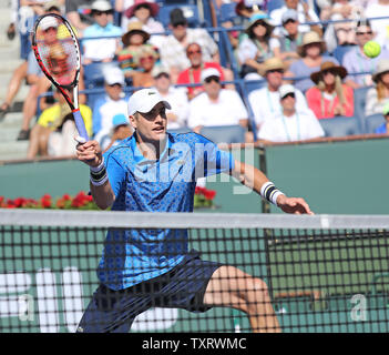 Der Amerikaner John Isner bereitet im Halbfinale seine Männer gegen Novak Djokovic aus Serbien an der BNP Paribas Open in Indian Wells, Kalifornien am 15. März 2014 volley. Djokovic besiegt Isner 7-5, 6-7 (2), 6-1 an die Endrunde voraus. UPI/David Silpa Stockfoto