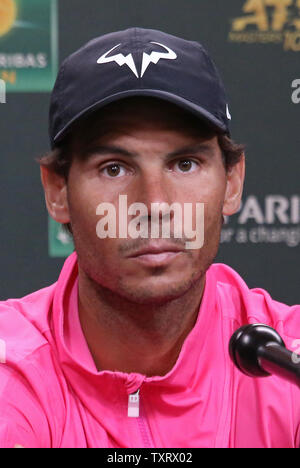 Rafael Nadal von Spanien Adressen die Medien nach der Bekanntgabe seines Rücktritts vom Turnier wegen einer Knieverletzung in der BNP Paribas Open in Indian Wells, Kalifornien am 16. März 2019. Nadal war geplant Roger Federer von der Schweiz im Turnier Halbfinale zu spielen. Foto von David Silpa/UPI Stockfoto