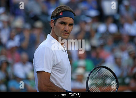 Roger Federer von der Schweiz Pausen beim Final seine Männer gegen Dominic Thiem von Österreich bei der BNP Paribas Open in Indian Wells, Kalifornien am 17. März 2019. Thiem besiegt Federer 3-6, 6-3, 7-5 die Meisterschaft und seinen ersten ATP-Masters 1000-Turnier zu gewinnen. Foto von David Silpa/UPI Stockfoto