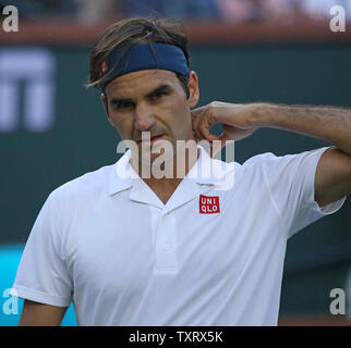 Roger Federer von der Schweiz Pausen beim Final seine Männer gegen Dominic Thiem von Österreich bei der BNP Paribas Open in Indian Wells, Kalifornien am 17. März 2019. Thiem besiegt Federer 3-6, 6-3, 7-5 die Meisterschaft und seinen ersten ATP-Masters 1000-Turnier zu gewinnen. Foto von David Silpa/UPI Stockfoto