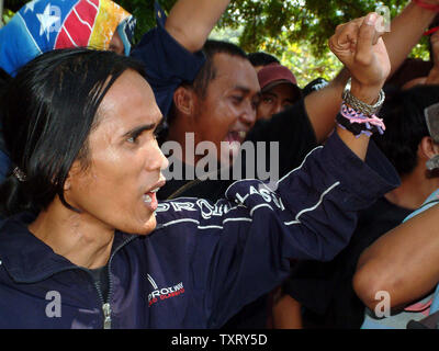 Demonstranten rufen Parolen gegen die Regierung, als sie eine Demonstration vor der indonesischen Präsidentenpalast am 20. Oktober 2004. Mindestens 100 Menschen, darunter auch Arbeiter und Studenten vor dem Präsidentenpalast nach der Einweihung der Susilo Bambang Yudhoyono zum sechsten Indonesiens Präsident protestiert. (UPI Foto/Saprizal) Stockfoto