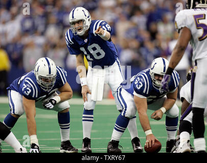 Indianapolis Colts Quarterback Peyton Manning (18) fordert Signale als die Indianapolis Colts besiegten die Baltimore Ravens 20-10 an der RCA Dome in Indianapolis, in der am 19. Dezember 2004. Indianapolis Quarterback Peyton Manning warf einen Touchdown pass in einem Datensatz Dan Marino's von 48 Touchdown Pässe in einer Saison zu ziehen. (UPI Foto/Markierung Cowan) Stockfoto
