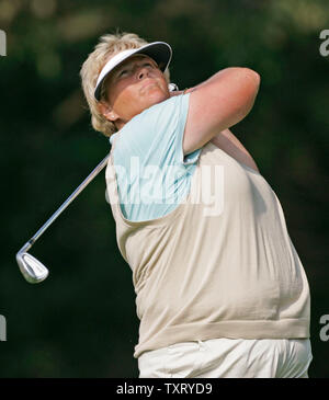 Laura Davies, von England, T-Stücke weg auf die sechste Bohrung während der ersten Sitzung des ersten Tages der Solheim Cup 2005, 9. September 2005, zu Crooked Stick-Verein in Carmel, IN. Nach dem ersten Tag des Spiels, dass Europa den USA 5-3. (UPI Foto/Brian Kersey) Stockfoto