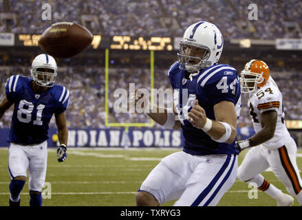 Indianapolis Colts Festes Ende Dallas Clark (44) hat einen Touchdown Pass aus seinen Fingerspitzen gegen die Cleveland Browns am RCA Dome in Indianapolis gehen, am 25. September 2005. Die Indianapolis Colts besiegten die Cleveland Browns 13-6. (UPI Foto/Markierung Cowan) Stockfoto