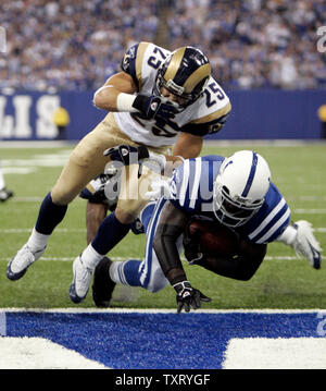 Indianapolis Colts zurück laufen Edgerrin James (32) zählt einen Touchdown Vergangenheit St. Louis defender Mike Furrey (25). Die Indianapolis Colts besiegte die St. Louis Rams 45-28 an der RCA Dome in Indianapolis am 17. Oktober 2005. (UPI Foto/Markierung Cowan) Stockfoto