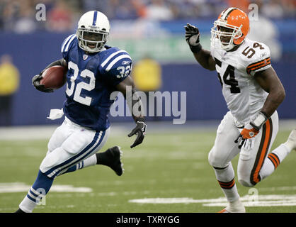 Indianapolis Colts zurück laufen Edgerrin James (32) verläuft Cleveland Browns defender Andra Davis (54). Die Indianapolis Colts besiegten die Cleveland Browns 13-6 an der RCA Dome in Indianapolis, am 25. September 2005. (UPI Foto/Markierung Cowan) Stockfoto