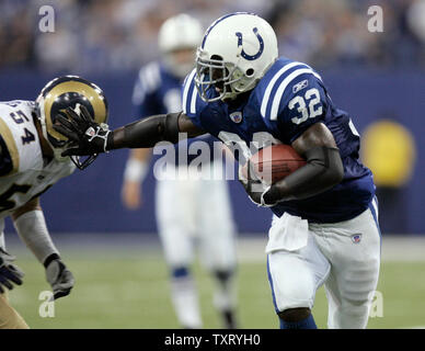 Indianapolis Colts zurück laufen Edgerrin James (32) steif arme St. Louis Rams Brandon Chillar (54). Die Indianapolis Colts besiegte die St. Louis Rams 45-28 an der RCA Dome in Indianapolis am 17. Oktober 2005. (UPI Foto/Markierung Cowan) Stockfoto