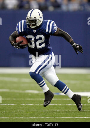 Indianapolis zurück laufen Edgerrin James (32) bricht sich gegen die Houston Texans. Die Indianapolis Colts besiegten die Houston Texans 31-17 an der RCA Dome in Indianapolis, IN, November, 13, 2005. (UPI Foto/Markierung Cowan) Stockfoto