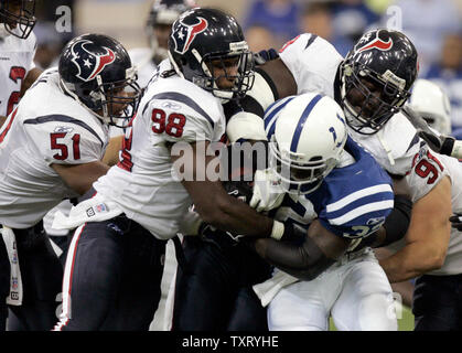 Indianapolis Colts zurück laufen Edgerrin James (32) gestoppt wird von Houston Texans Verteidiger DaShon Polk (51), Antwan Peek (98) und Robaire Smith (99). Die Indianapolis Colts besiegten die Houston Texans 31-17 an der RCA Dome in Indianapolis, IN, November, 13, 2005. (UPI Foto/Markierung Cowan) Stockfoto