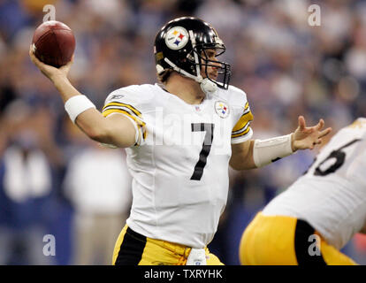 Pittsburgh Steelers Quarterback Ben Roethlisberger (7). Die Indianapolis Colts besiegten die Pittsburgh Steelers 26-7 11-0 an der RCA Dome in Indianapolis, In der am 28. November 2005. (UPI Foto/Markierung Cowan) Stockfoto
