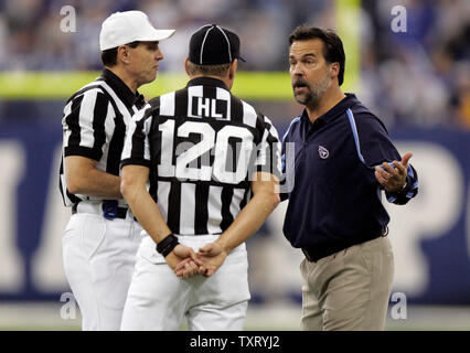 Tennessee Titans Head Coach Jeff Fisher argumentiert mit Schiedsrichter Tony Corrente (99) und hauptlinesman John McGrath (120). Die Indianapolis Colts besiegten die Tennessee Titans auf dem RCA Dome in Indianapolis, im Dezember 4, 2005 Ein AFC Play-off Liegeplatz zu klammern. (UPI Foto/Markierung Cowan) Stockfoto